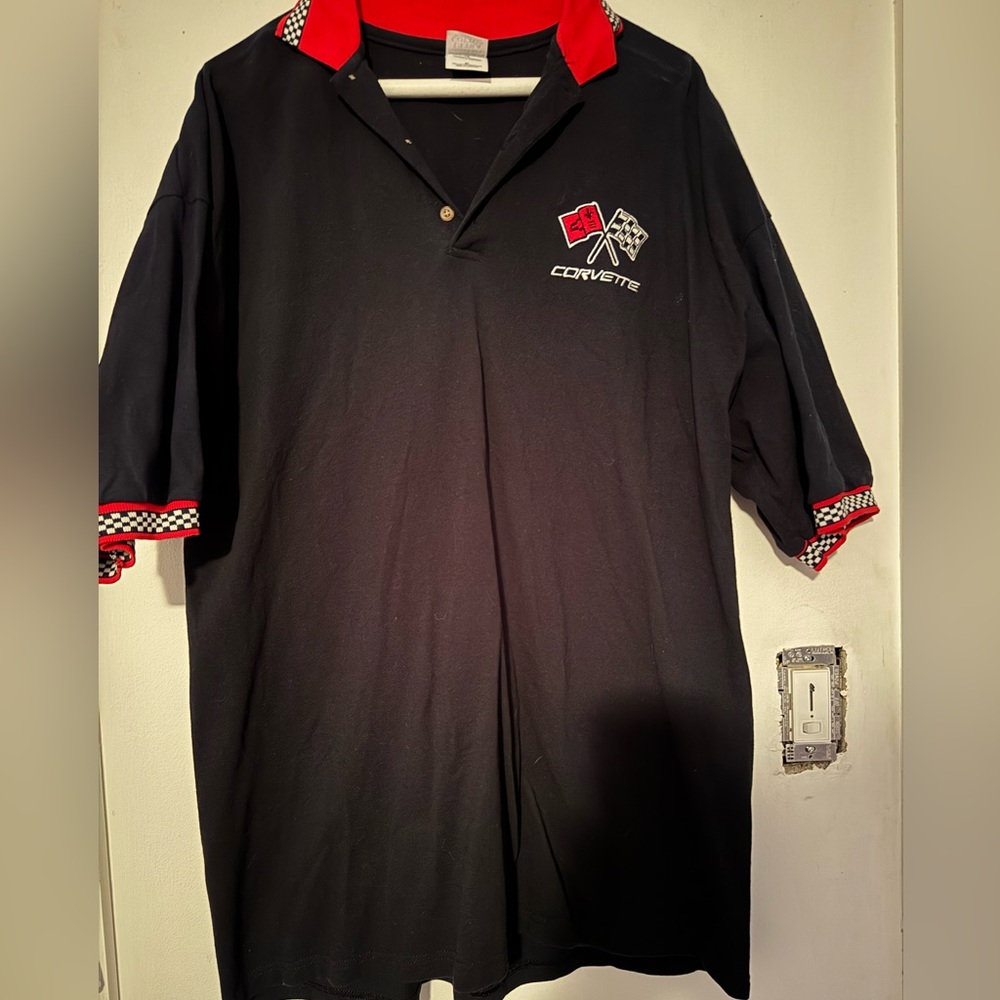 MEN’S CORVETTE 3 BUTTON POLO SHIRT. LIKE NEW. SIZE XL.